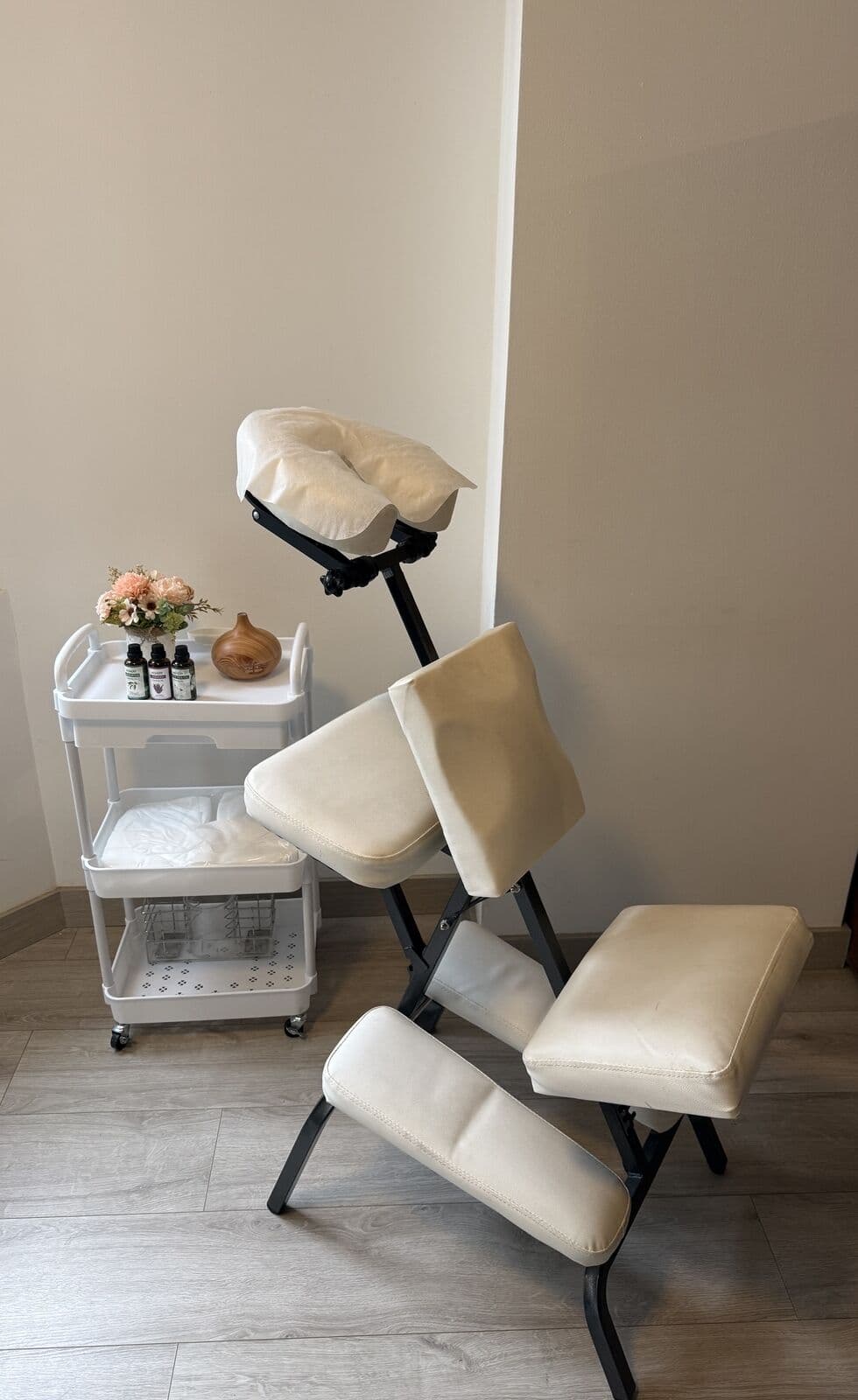 Silla de masaje y carrito de aromaterapia